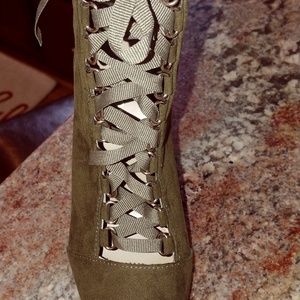Sexy green lace up booties size 8 never worn